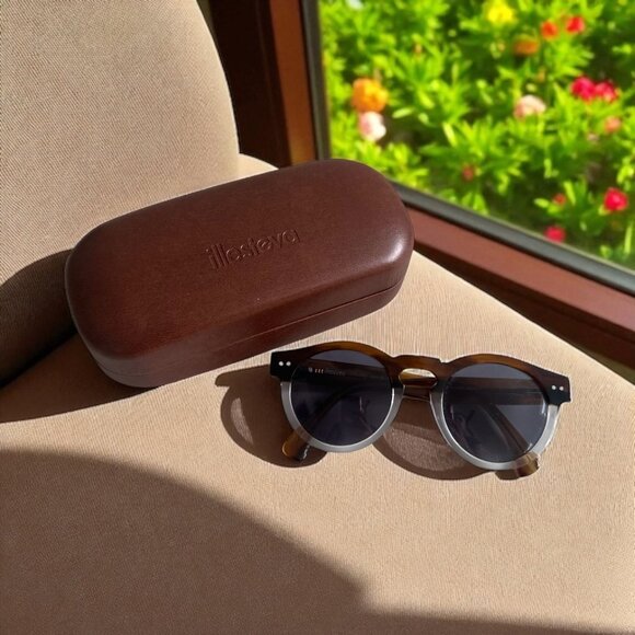 ILLESTEVA Brown Ombre Framed Round Sunglasses with Case - Picture 1 of 9